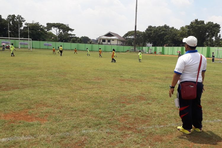 Salah satu pelatih memantau anak asuhnya bermain dalam salah satu pertandingan yang digelar saat Yoan Soccer Festival di 