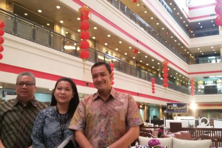 Managing Director Farpoint Percy Marimba, Senior Marketing Manager Farpoint Hellen Triutomo, dan Manager Plaza Mebel mengajak KompasProperti berkeliling Plaza Mebel, Selasa (31/1/2017). Plaza Mebel merupakan pusat furnitur di kawasan Fatmawati, Jakarta Selatan yang telah berdiri sejak tahun 1990. 