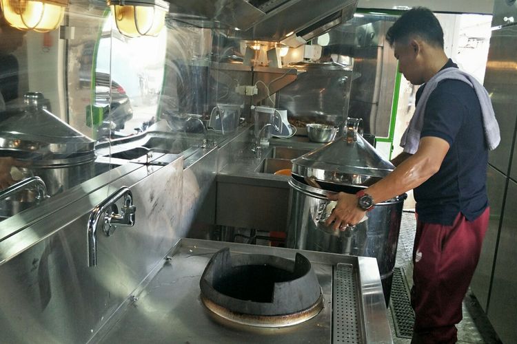 Mobil food truck ACT di flyover Cililitan, Jakarta Timur, Kamis (23/5/2019).