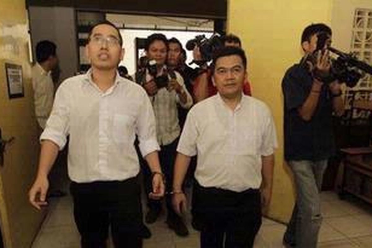 Randy Lester Samu (kiri) bersama Dian Yudha Negara (kanan) dibawa petugas menuju ruang sidang untuk menjalani sidang lanjutan di Pengadilan Negeri Jakarta Pusat, Selasa (5/7/2011).