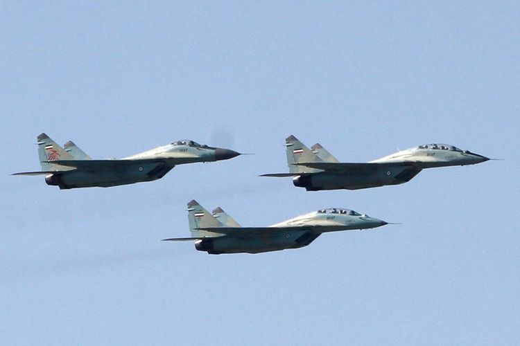 Jet tempur Sukhoi Su-30 milik Angkatan Udara Iran saat tampil dalam parade militer dalam rangka peringatan ulang tahun angkatan bersenjata pada April 2017 di Teheran.