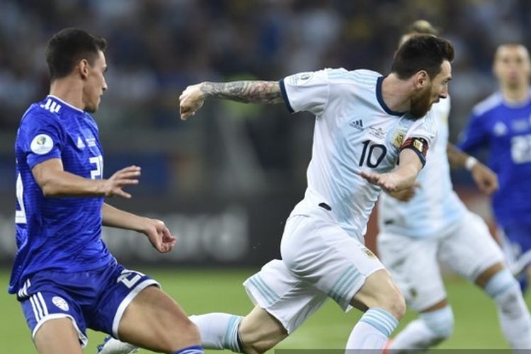 Penyerang Argentina Lionel Messi menggiring bola melewati adangan pemain Paraguay, Matias Rojas, pada laga Copa Amerika di Stadion Mineirao, Belo Horizonte, Brasil, 20 Juni 2019.