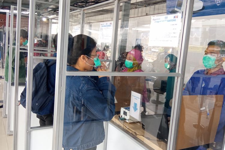 Salah satu penumpang kereta di Stasiun Tugu Yogyakarta, test menggunakan GeNose Jumat (5/2/2021)
