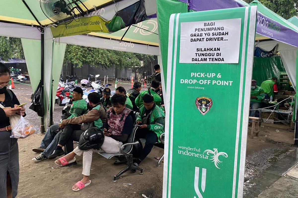 Para pengemudi ojek online di di Shelter Gojek Stasiun Tanah Abang, Jakarta Pusat, Jumat (13/1/2023). 