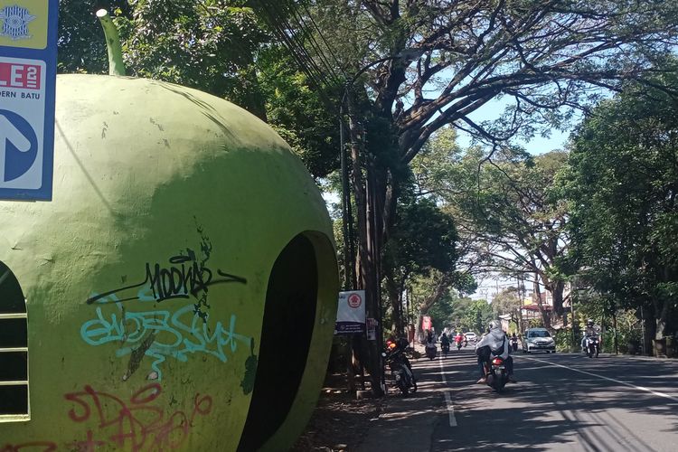Halte tematik berbentuk buah Apel di Jalan Ir Soekarno tepatnya berada di SMP Negeri 3 Batu diwarnai dengan coretan vandalisme sehingga terlihat kumuh pada Rabu (22/6/2022).