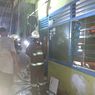 Berkerumun di Sekitar Rumah yang Terbakar di Pulogadung, Warga sampai Tersiram Air