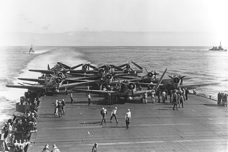 Pesawat-pesawat pengebom Amerika Serikat yang siap diluncurkan dari kapal induknya selama Pertempuran Midway.