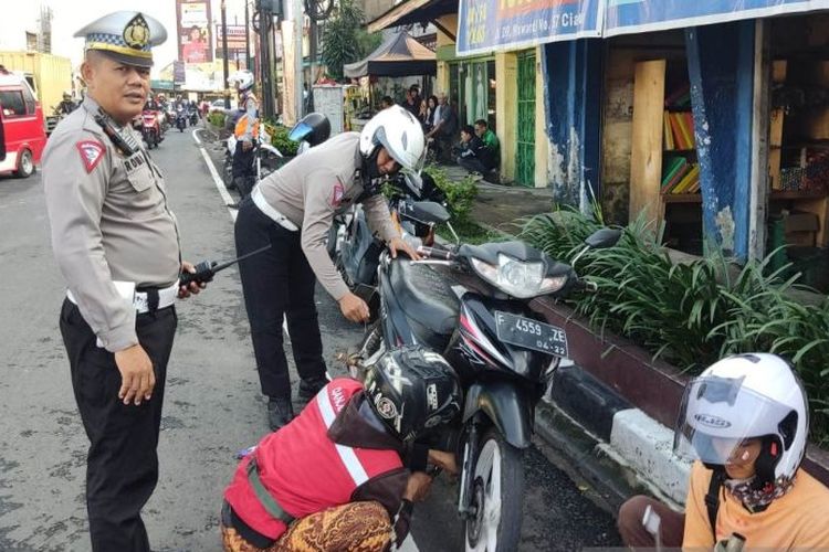 Petugas kepolisian lalu lintas Polres Cianjur menjaring pengendara sepeda motor yang menggunakan knalpot bising, di Cianjur, Jawa Barat, Senin (15/1/2024). 