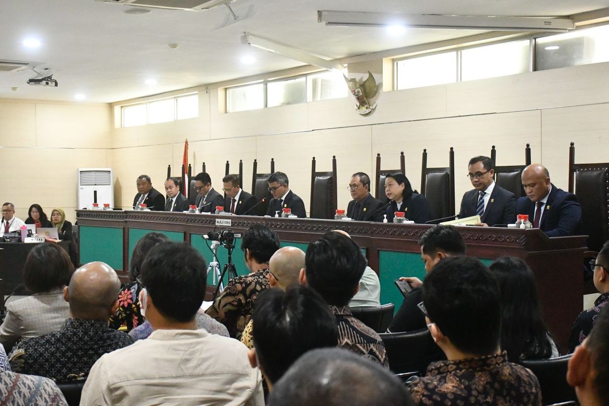 Komisi Pengawas Persaingan Usaha (KPPU) memulai sidang pemeriksaan pendahuluan atas Perkara Nomor 05/KPPU-I/2025 yang diduga melanggar Pasal 5 Undang-Undang Nomor 5 Tahun 1999 terkait layanan peer-to-peer (P2P) lending atau fintech pendanaan bersama di Indonesia. Sidang ini berlansung di Kantor Pusat KPPU Jakarta, Kamis (14/8/2025).