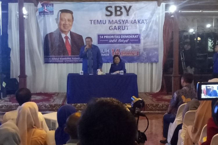 Ketua Umum Partai Demokrat Susilo Bambang Yudhoyono saat memberikan sambutan di hadapan masyarakat Garut, Selasa (27/11/2018) malam di Rumah Makan Joglo
