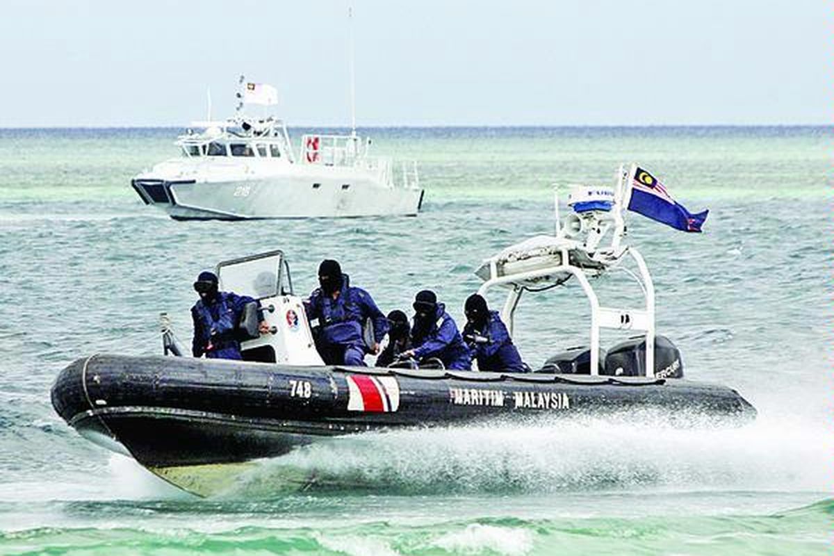 Anggota pasukan khusus dari Polisi Maritim Malaysia melakukan latihan antiperompakan di dekat Pulau Sabab, Malaysia, Agustus lalu. Aksi perompakan dengan tebusan besar di Somalia bisa mendorong aksi serupa di Selat Malaka.  