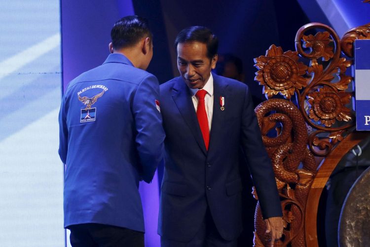 Presiden RI Joko Widodo berjabat tangan dengan Agus Yudhoyono usai meresmikan pembukaan Rapat Pimpinan Nasional (Rapimnas) Partai Demokrat tahun 2018 di Sentul International Convention Center, Bogor, Jawa Barat, Sabtu (10/03/2018) .Partai Demokrat menggelar Rapimnas selama dua hari 10-11 Maret 2018 untuk membahas strategi Pemilu 2018 serta Pemilu Legislatif dan Pilpres 2019.