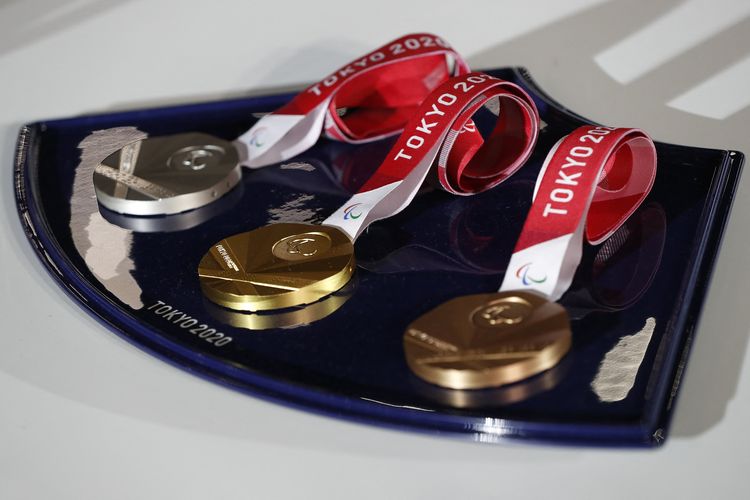 The medals and tray to be used for the medal ceremonies at the Tokyo 2020 Olympics Games are seen during an event to mark 50 days to the opening ceremony, at Ariake Arena in Tokyo on June 3, 2021. (Photo by ISSEI KATO / POOL / AFP)