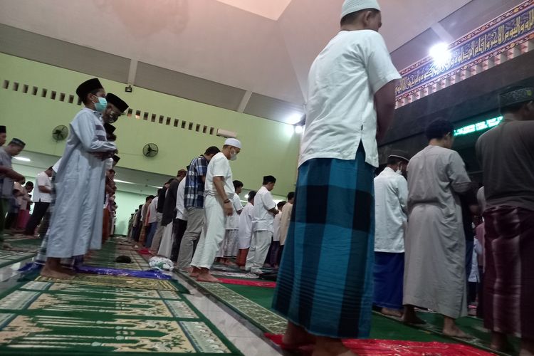 Suasana shalat tarawih perdana tanpa jaga jarak di Masjid Agung Al-Araaf Rangkasbitung, Sabtu (2/4/2022).