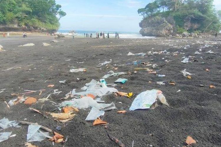 Kondisi Pantai Madasari Pangandaran yang dikotori banyak sampah. 
