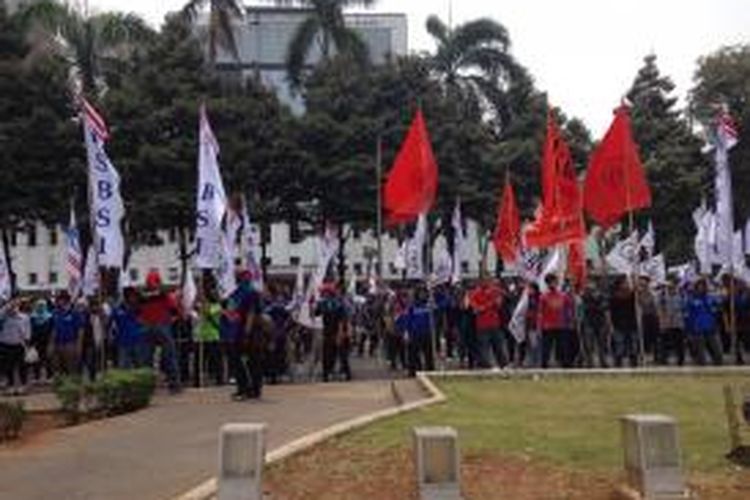 Massa yang terdiri dari buruh Konfederasi Serikat Buruh Sejahtera Indonesia berkumpul di depan gedung Wisma Antara menolak Isi PP Pengupahan No 78 Tahun 2015 pada Rabu, (28/10). 
