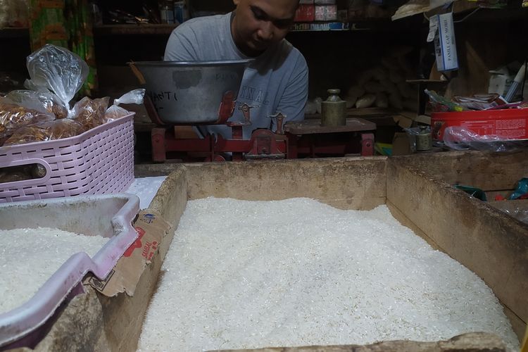 Penjual beras di Pasar Mijen Semarang, Jawa Tengah 