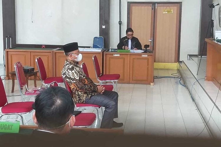 Bupati non-aktif Muara Enim, Juarsah, saat menjalani sidang tuntutan di Pengadilan Tindak Pidana Korupsi Palembang, Jumat (8/10/2021).