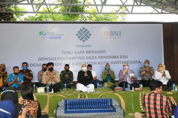 Menteri Tenaga Kerja (Menaker) RI Hj Ida Fauziyah bertemu saat 50 perwakilan pendamping desa penerima bantuan subsidi upah (BSU) di Desa Loa Duri Ilir, Kecamatan Loa Janan, Kabupaten Kutai Kartengara, Kalimantan Timur, Minggu (10/10/2021).