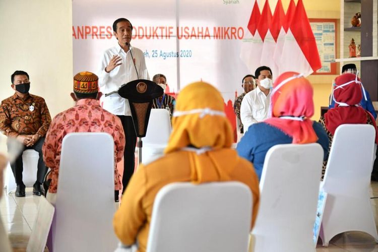 Foto dok Laily Rachev - Biro Pers Sekretariat Presiden. Presiden Joko Widodo menyerahkan langsung banpres produktif kepada dua ratus pelaku usaha mikro di Aceh dalam kunjungan kerjanya, Senin (25/08/2020).