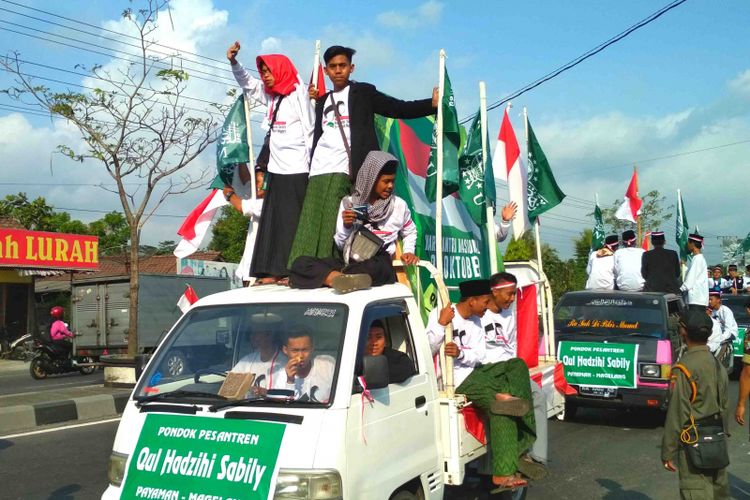 Santri se Kabupaten Magelang mengikuti kirab merayakan Hari Santri Nasional 2018, di Kabupaten Magelang, Senin (22/10/2018).