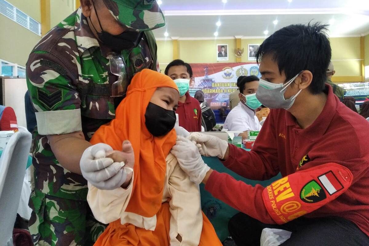 Rizqulla Maizena Nur Fatina saat disuntik vaksin Covid-19 di SMA Negeri 2 Nganjuk, Kamis (24/2/2022).