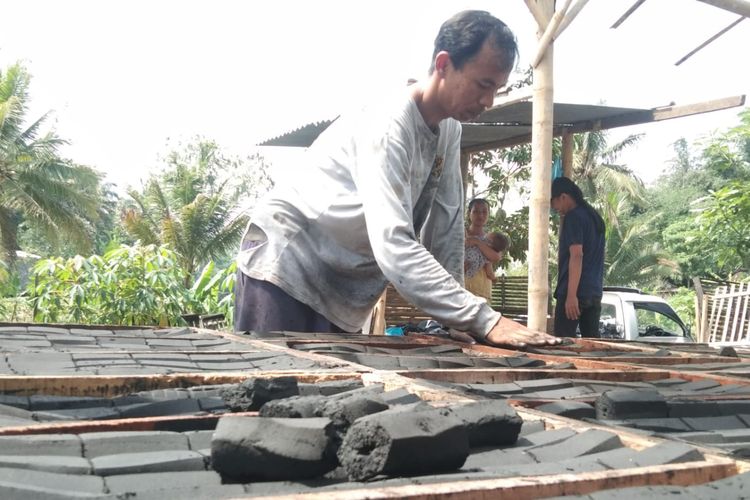Briket arang yang diproduksi Ahmad Nabil Adli di Dusun Beji Kidul, Walitelon Utara, Temanggung, Senin (3/6/2024).