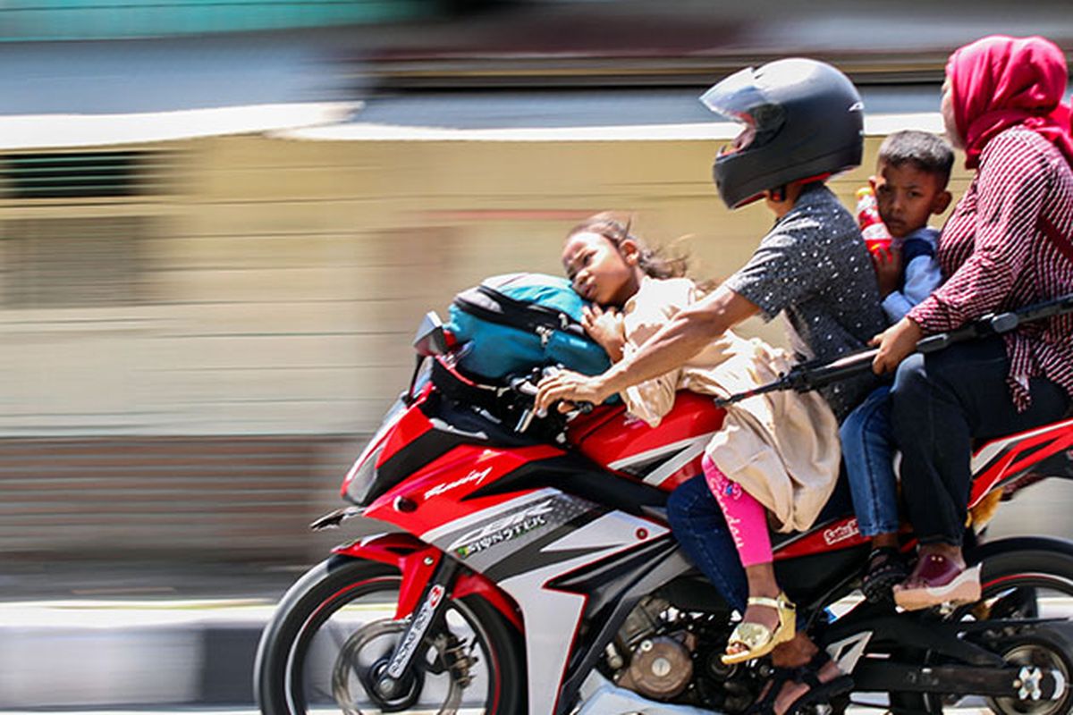 Kendaraan pemudik dengan sepeda motor melintas pada puncak arus balik di jalan nasional Medan-Aceh kawasan Lhokseumawe, Aceh, Minggu (9/6/2019). Puncak arus balik Lebaran 2019 Aceh terjadi pada H+5 menyusul volume kendaraan yang melintas didominasi pemudik.