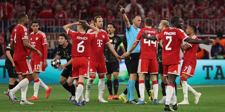 Wasit asal Portugal, Joao Pinheiro, dikelilingi para pemain Bayern Muenchen pada laga leg kedua semifinal Liga Champions antara FC Bayern Muenchen dan Paris Saint-Germain (PSG) di Munich, Jerman selatan pada 6 Mei 2026.