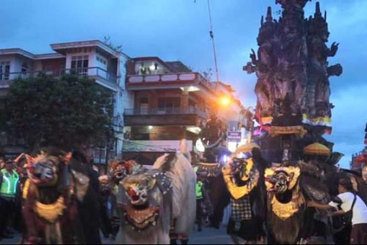 Semua jenis barong bertemu angelawang agung di titik nol kota Semarapura, Madyaning Catus Pata.