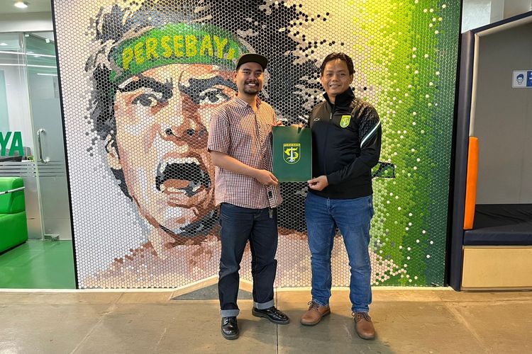 General Manager Persebaya Nanang Prianto bersama Mahardika Nurdian Syahputra saat proses penyerahan hibah lagu Song For Pride.
