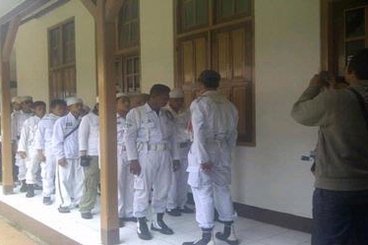 Anggota Laskar Pembela Islam (LPI) menunggu di luar sidang PN Bogor saat berlangsungnya sidang kasus pembacokan anggota Front Pembela Islam, Kamis (21/6/2012). Sidang berlangsung tertutup. 