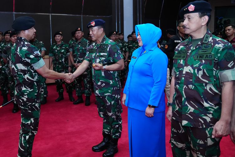 Panglima TNI Jenderal Agus Subiyanto menerima laporan korps kenaikan (kenkat) pangkat 36 perwira tinggi (pati) TNI yang digelar di Aula Gatot Soebroto, Markas Besar TNI, Cilangkap, Jakarta Timur, Jumat (16/2/2024).  Kenaikan pangkat 36 pati TNI itu tertuang dalam surat perintah Panglima TNI nomor sprin 220/II/2024 tertanggal 16 Februari 2024.