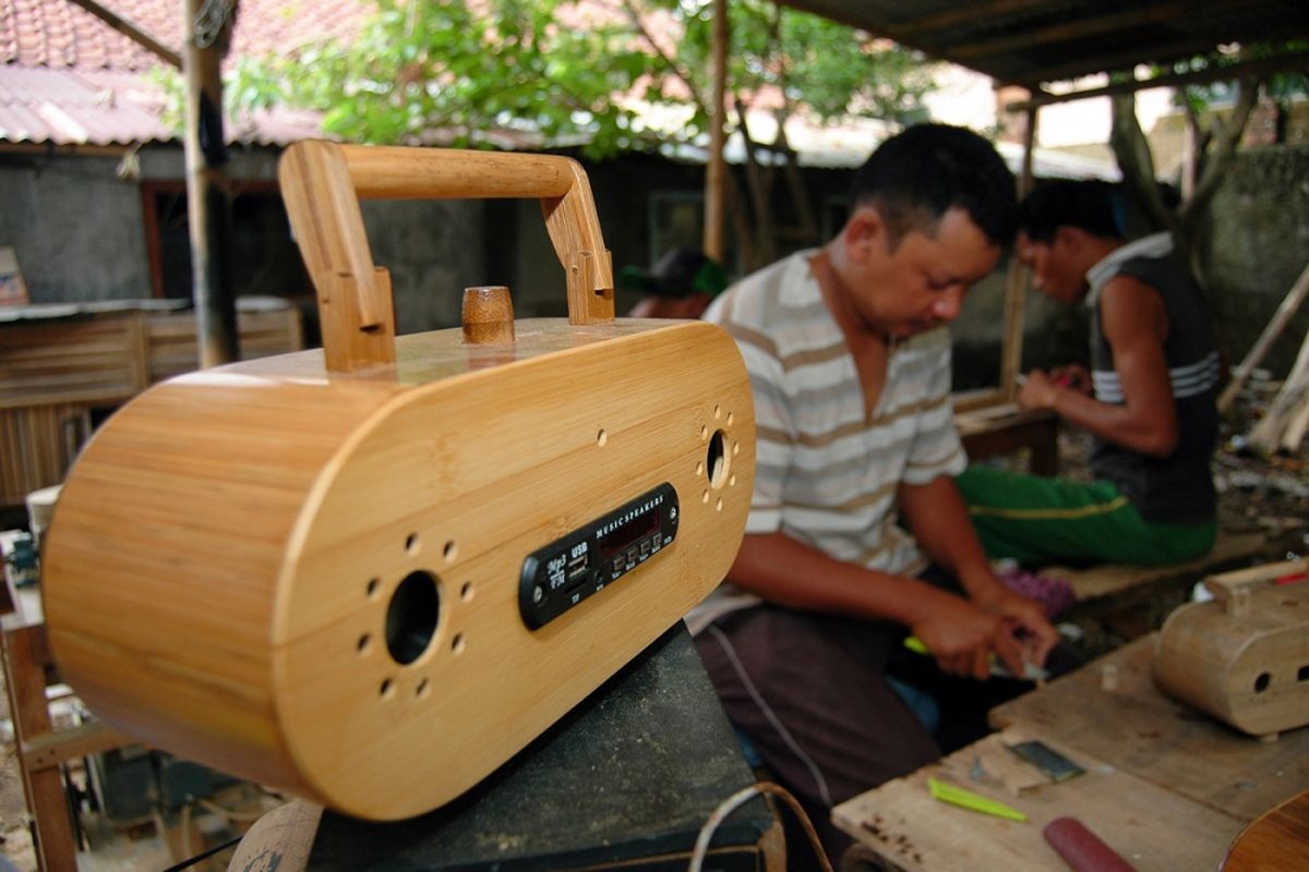 Pengrajin menyelesaikan pembuatan radio berbahan bambu di Galeri Bambootronic di Jalan Rante, Kelurahan Gunung Batu, Kecamatan Bogor Barat, Kota Bogor, Kamis (5/11/2015). Galeri Bambootronic juga membuat  Kerajinan jam gravitasi yang dibanderol dengan harga Rp 5 juta sampai Rp 15 juta dan sudah dipasarkan sampai ke mancanegara.