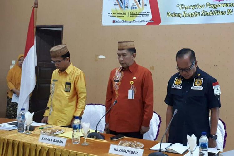 Kepala Kesbangpol Provinsi Gorontalo Imran Bali (tengah) memimpin hening cipta mengenang kepergian mantan Presiden RI  BJ Habibie sebelum memulai rapat, Kamis (12/9/2019). Hening cipta dan pasang bendera setengah tiang menandai hari berkabung nasional selama tiga hari ke depan.