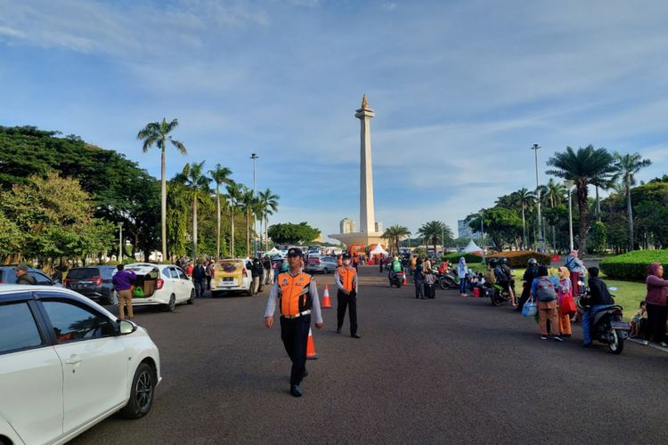 Suasana para peserta mudik gratis Pemerintah Provinsi (Pemprov) DKI Jakarta yang telah memenuhi kawasan Monas, Jakarta Pusat, sejak Senin (17/4/2023) pagi.