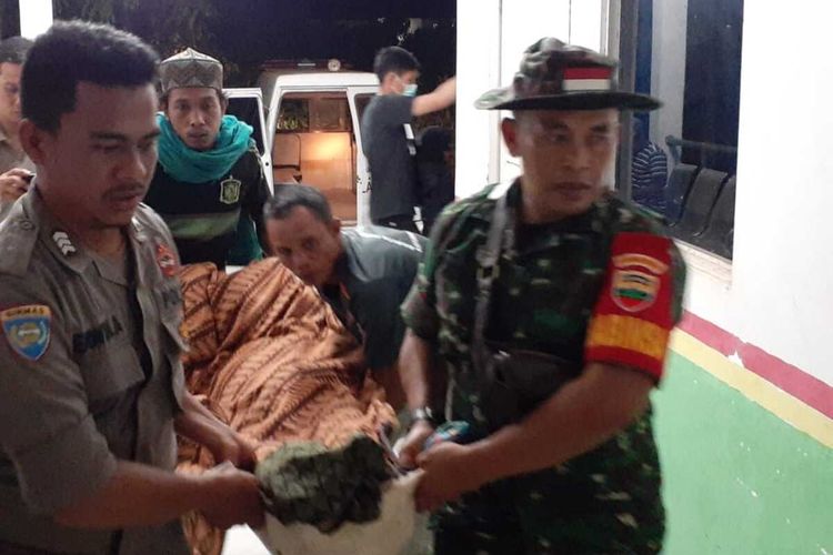 Bhabinkamtibmas Desa Tanjung Simpang Bripka Erwin bersama TNI dan warga saat mengevakuasi jasad Darmawan yang tewas diterkam harimau sumatera di kawasan hutan di Desa Tanjung Simpang, Kecamatan Pelangiran, Kabupaten Inhil, Riau, Kamis (30/1/2020).