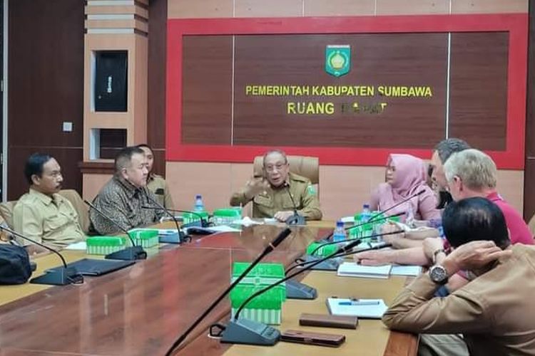 Rapat dg Pemerintah Denmark di kantor bupati Sumbawa 