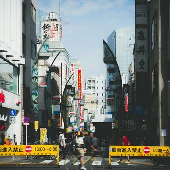 Ilustrasi jalan Ueno, Tokyo, Jepang.