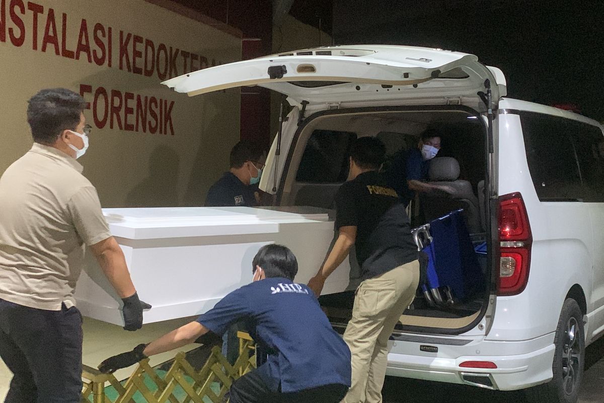 Jenazah RAT anggota Satlantas Polresta Manado yang bunuh diri di Mampang, Jakarta Selatan, telah dibawa pihak keluarga dari RS Polri Kramat Jati, Jakarta Timur, Sabtu (28/4/2024). Peti jenazah RAT langsung dimasukkan ke dalam mobil ambulans untuk diterbangkan ke Manado, Sulawesi Utara.