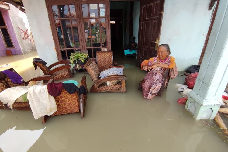 Warga di Desa Melakasari Kecamatan Gebang Kabupaten Cirebon Jawa Barat menunjukan kondisi banjir yang masih merendam rumah mereka pada Kamis (7/3/2024) siang