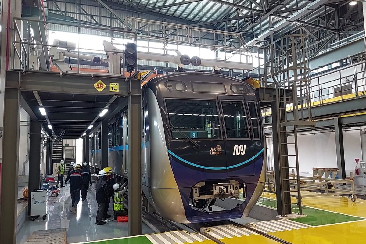 Teknisi melakukan pemeriksaan dan perawatan berkala 4 tahunan atau semi overhaul pada unit kereta MRT Jakarta di Depo Lebak Bulus, Jakarta Selatan, pada Selasa (6/12/2022).