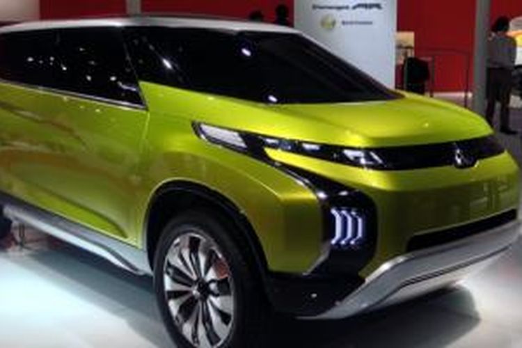 Concept Run About (AR) mengombinasikan ketangguhan SUV dan kenyamanan MPV, dipamerkan perdana di Tokyo Motor Show, November 2013.