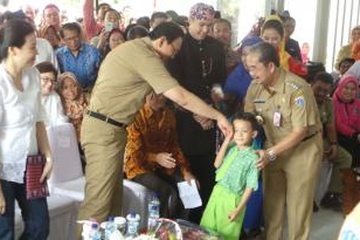 Gubernur DKI Jakarta Basuki Tjahaja Purnama bersama anak PAUD di RPTRA Karet Tengsin, Jakarta, Rabu (30/12/2015). 