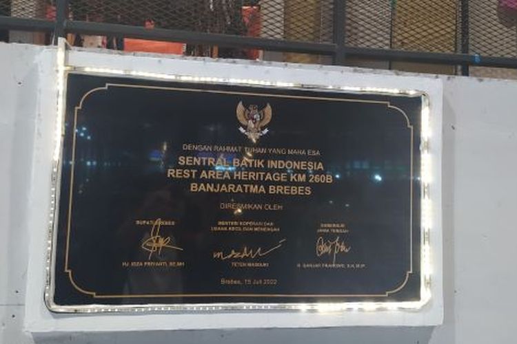 Prasasti Sentra Batik di eks Pabrik Gula Banjaratma yang kini menjadi Rest Area KM 260B Jalan Tol Trans Jawa di Ruas Pejagan-Pemalang-Brebes-Cirebon. Foto diambil pada 31 Desember 2022.