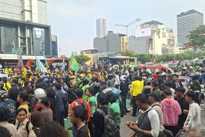 Mahasiswa Diblokade Aparat Dekat Bundaran HI, Lalin Jalan Sudirman Arah Monas Tak Bergerak