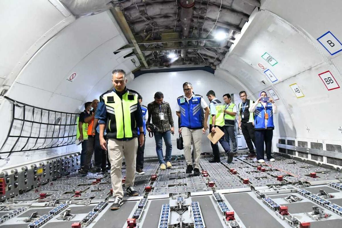 Pj Gubernur Jabar, Bey Machmudin (rompi hijau stabilo) saat meninjau kedatangan pesawat kargo milik Malaysia Airlines yang membawa 900 domba asal Australia di Bandara Internasional Jawa Barat (BIJB) Kertajati, Kabupaten Majalengka, Selasa (28/1/2025).