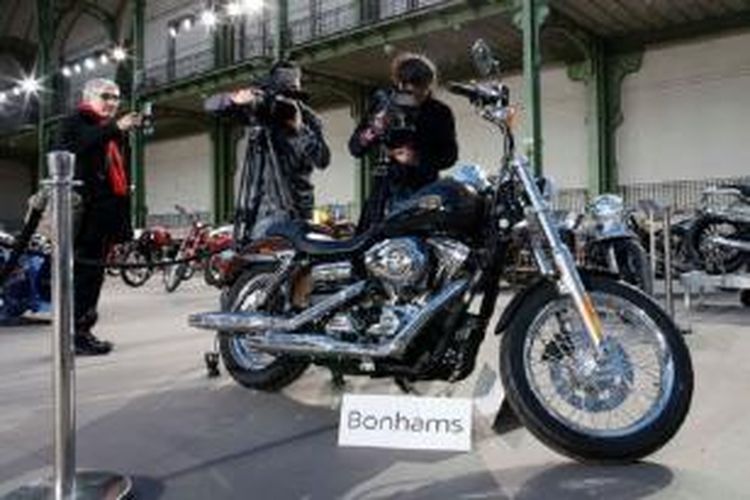 Sepeda motor Harley-Davidson jenis Dyna Super Glide 1585cc miliki Paus Fransiskus laku terjual seharga 241.500 euro (setara Rp 3,9 miliar).