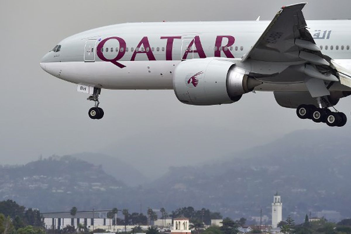 Pesawat milik Qatar Airways saat akan mendarat di Los Angeles, Amerika Serikat.  