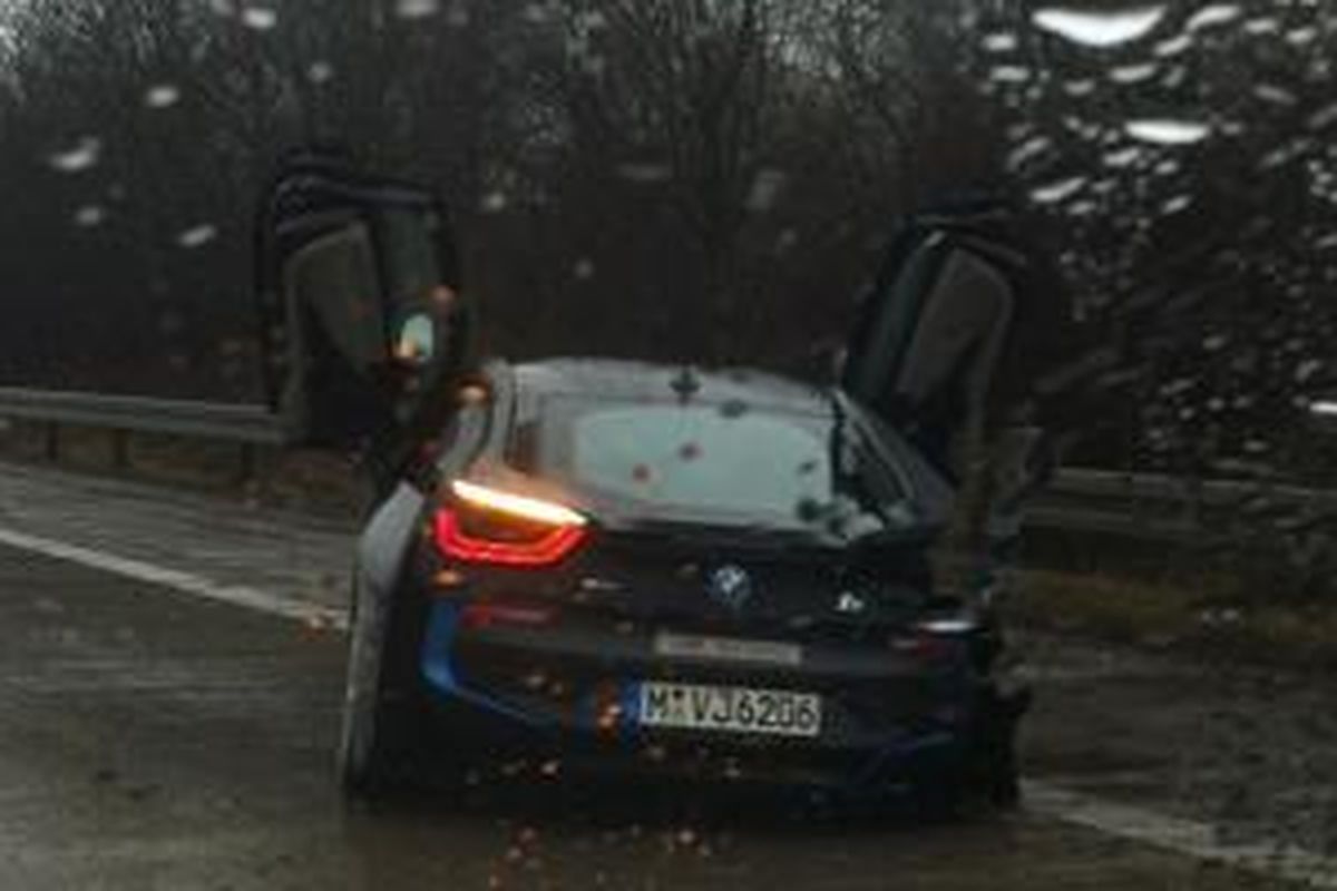 Kondisi BMW i8 usai mengalami kecelakaan